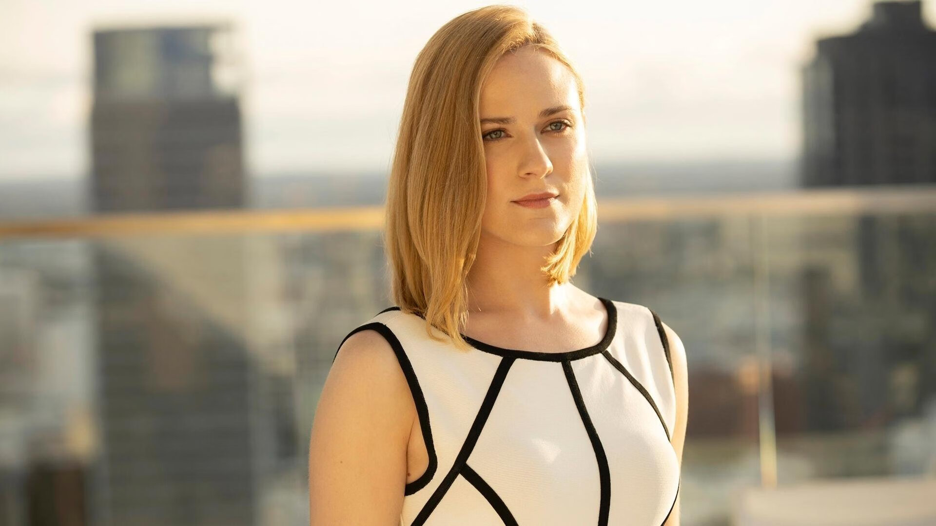 “东桃花岛缆绳滑水：水面极速飞驰，观众热血沸腾”